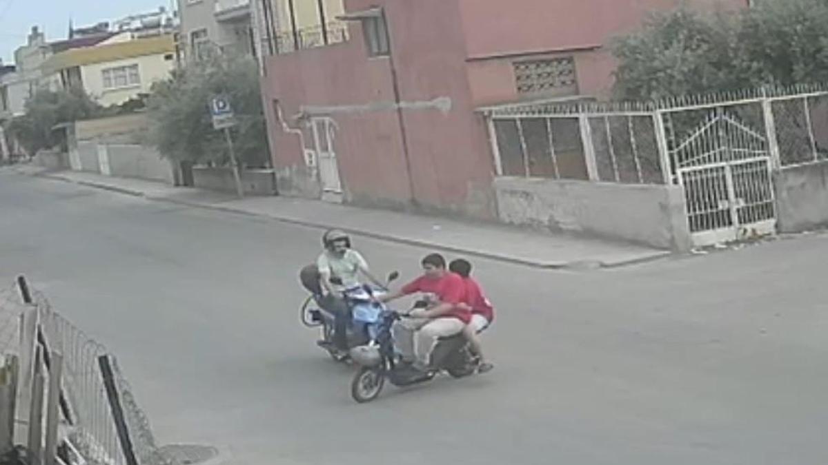 Tarsus’ta 2 motosikletin çarpıştığı kazada kamerada