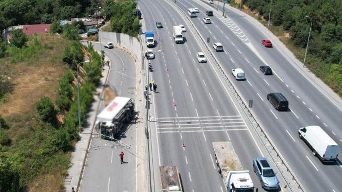 Arnavutköy'de facianın eşiğinden dönüldü! Bariyerleri aşan kamyon yan yola devrildi