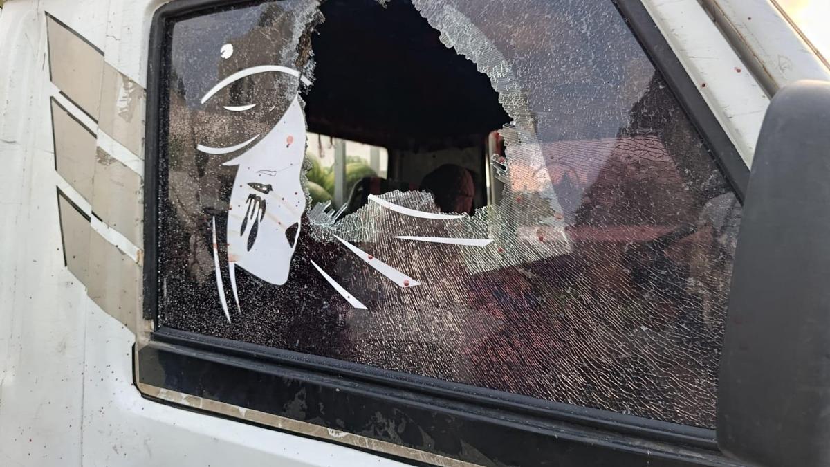Pazarcı, ucuz karpuz satan rakip esnafın kamyonetinin camlarını kırdı