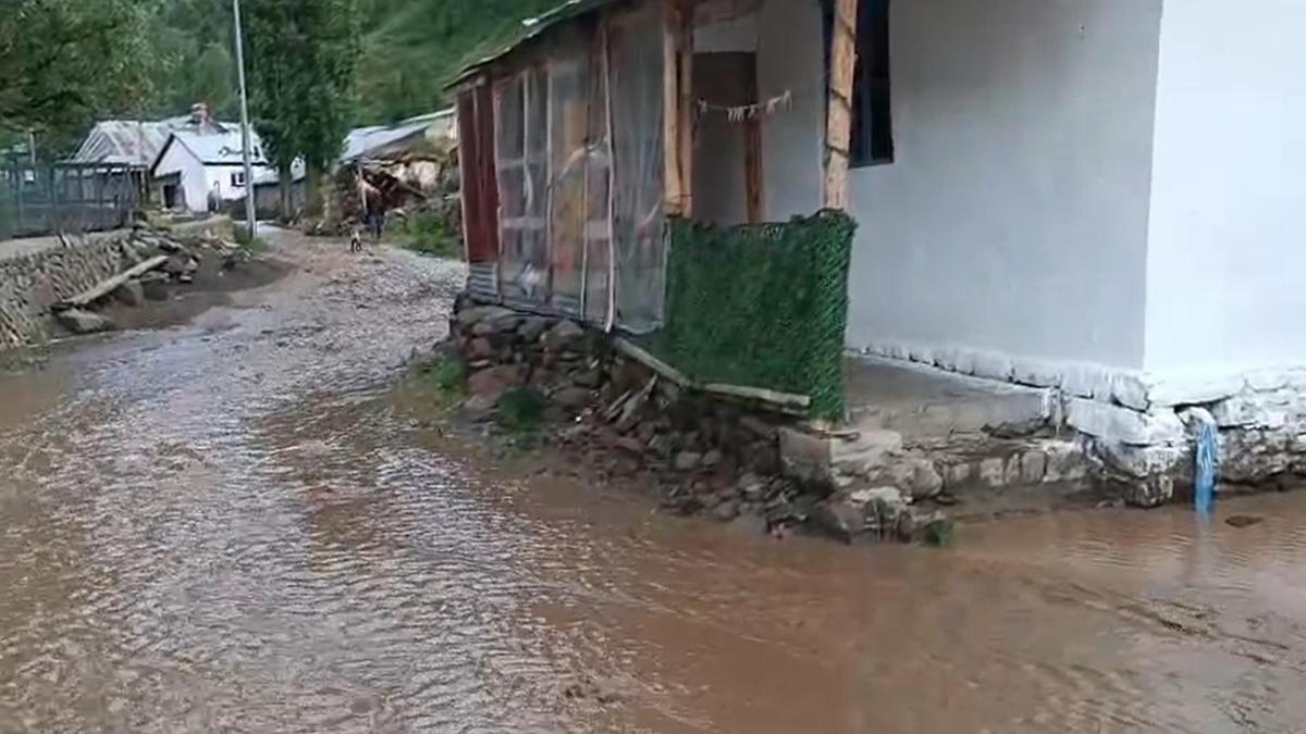 Oltu'da sağanak sele dönüştü