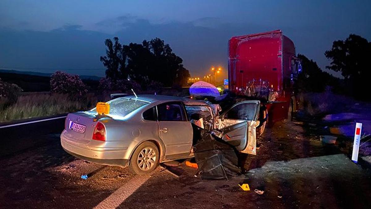 Adana'da emniyet şeridinde duran TIR'a otomobil çarptı! Feci kazada 2 kişi can verdi