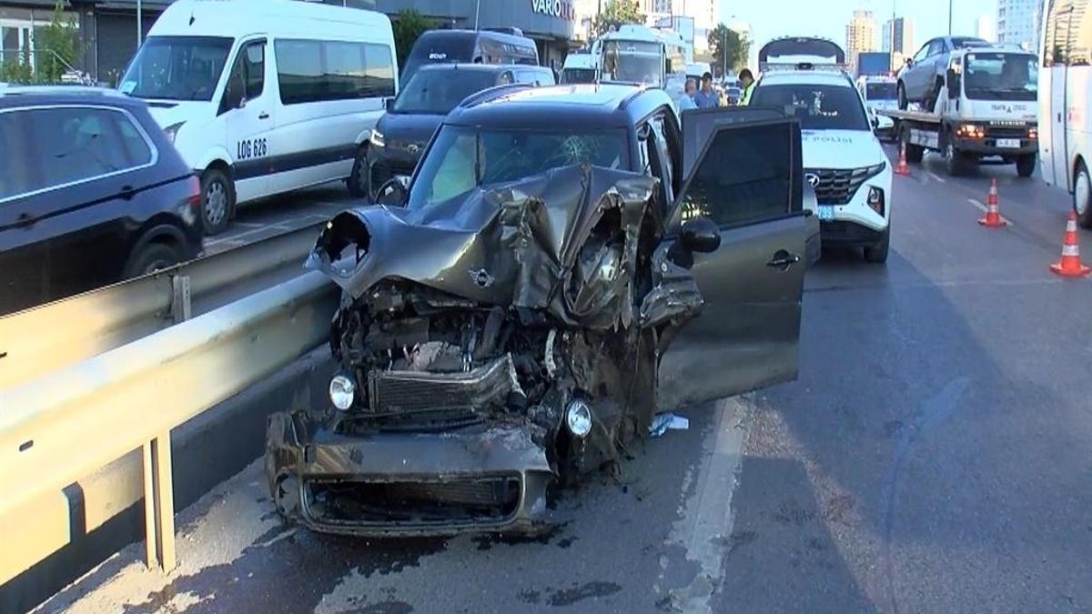Pendik'te araçlar birbirine girdi: 2 kişi yaralandı