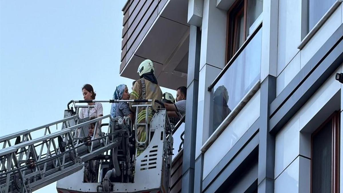 Kağıthane'de alevler bir anda sardı: 4 kişi dumandan etkilendi