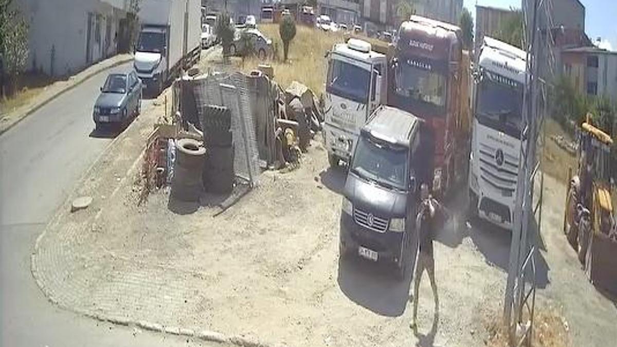 Avcılar'da park halindeki kamyonlardan hırsızlık kamerada