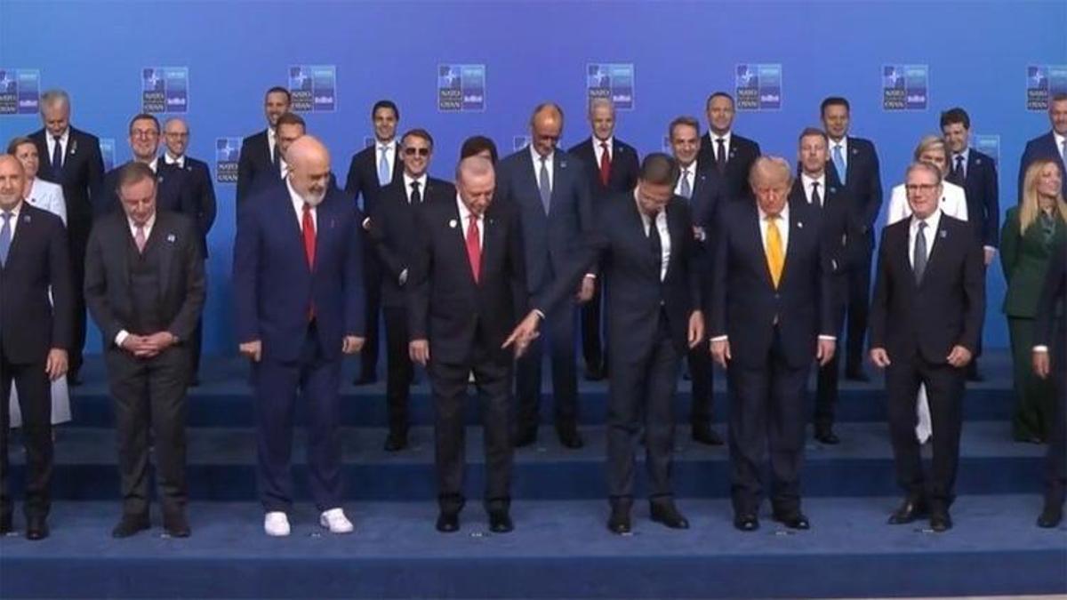 NATO Zirvesinde aile fotoğrafı öncesi ilginç anlar! Mark Rutte, Donald Trump'a işaret edip gösterdi