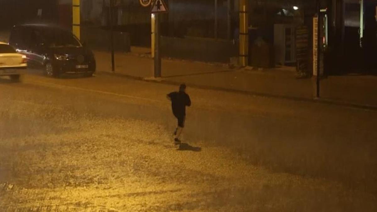 Adana'da aniden sağanak bastırdı, vatandaşlar hazırlıksız yakalandı
