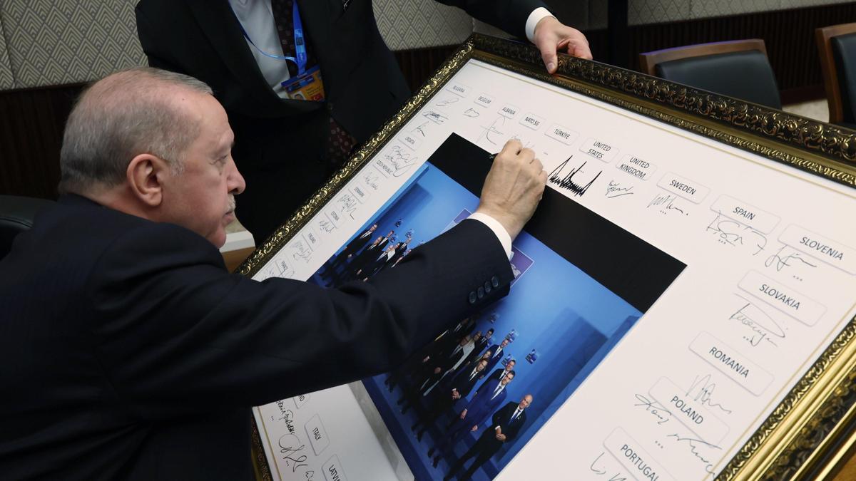 Cumhurbaşkanı Erdoğan, NATO Zirvesi'ne katılan liderlerin imzaladığı tabloya imzasını attı