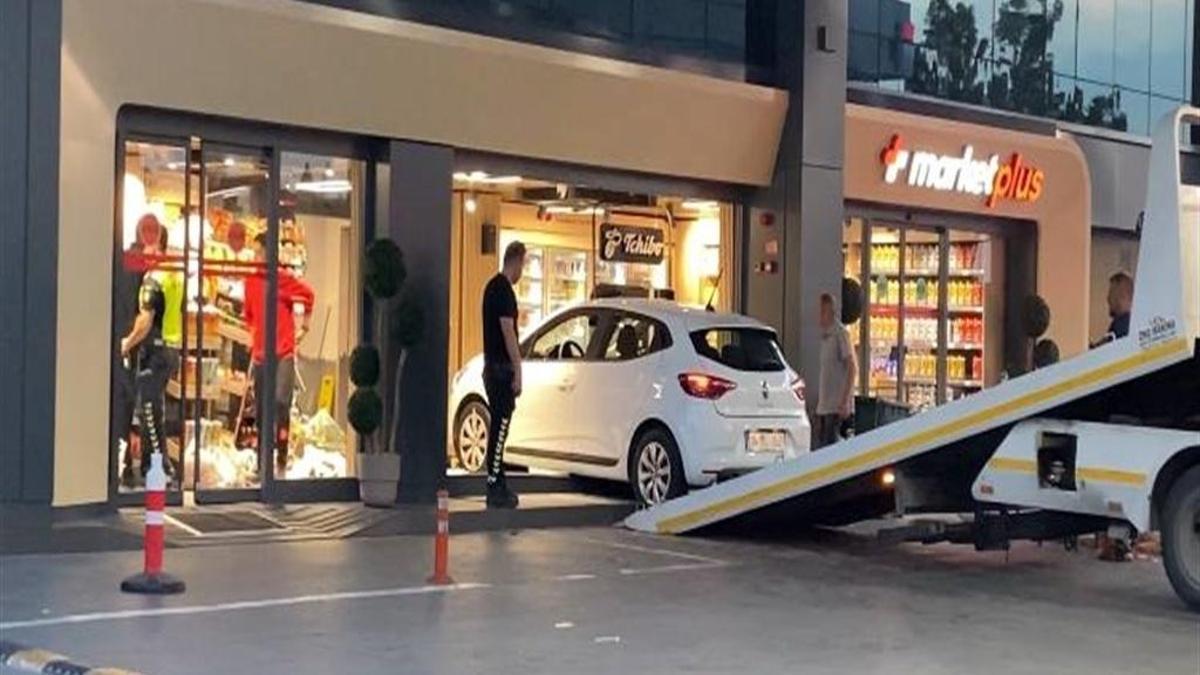 Bağcılar'da otomobil akaryakıt istasyonuna daldı!