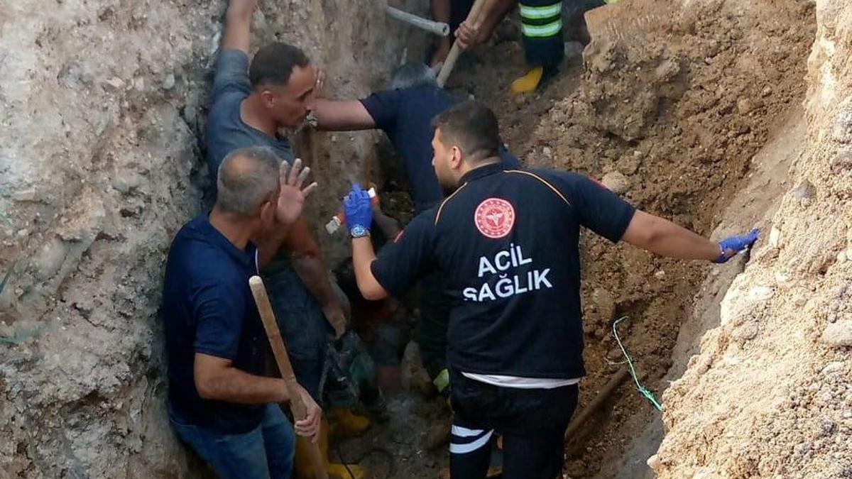 Göçük altında kalan işçiyi itfaiye ekipleri çıkardı