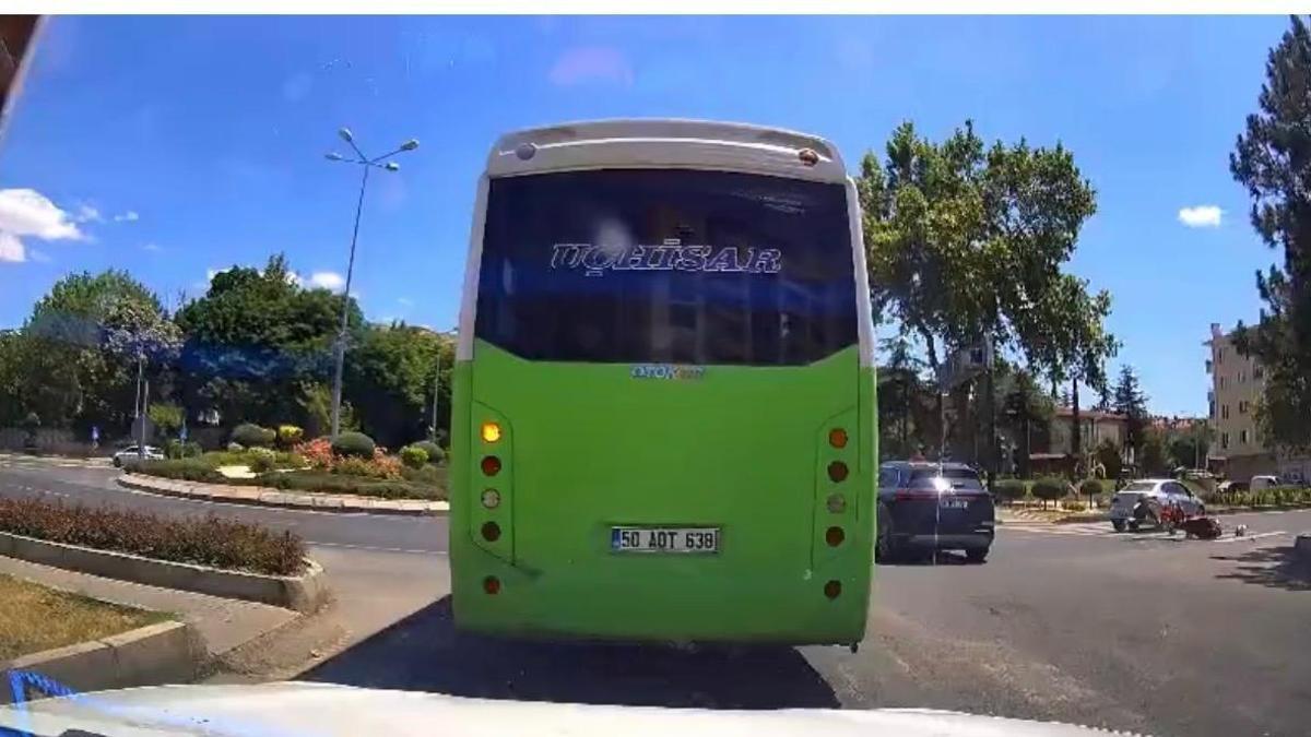 Otomobil ile çarpışan motosikletin sürücüsü yaralandı; O anlar kamerada