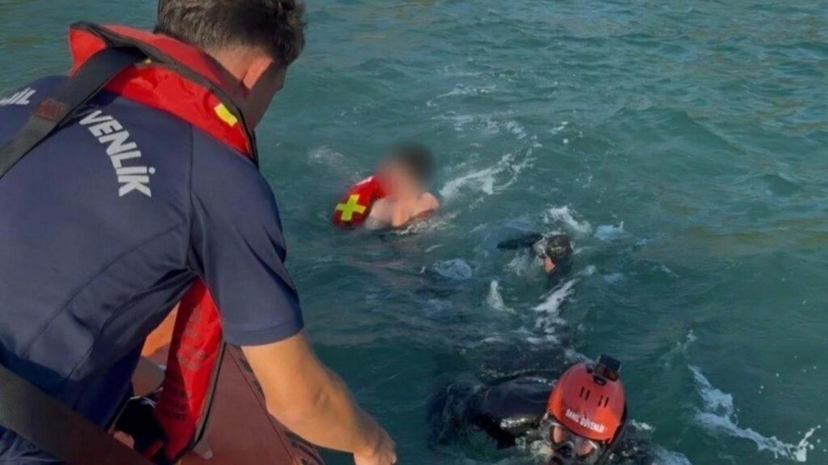 Kürek sörfü yaparken denizde sürüklenen 2 kişi kurtarıldı