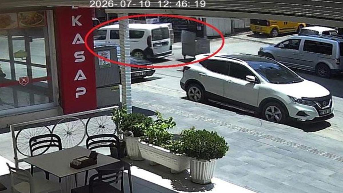 Caddeye hızla dalan çöp konteyneri araca çarptı: O anlar kamerada