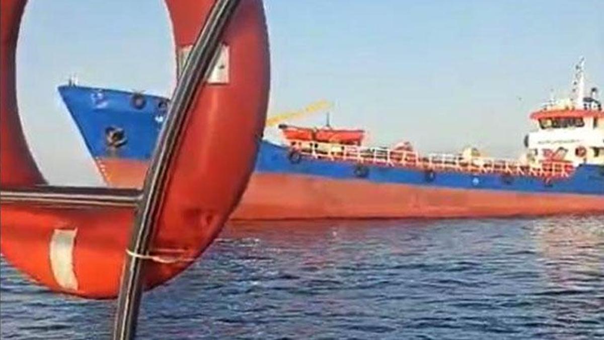 Yalova açıklarında tekneye su tankeri çarptı: 2 kişi denize atlayarak kurtuldu