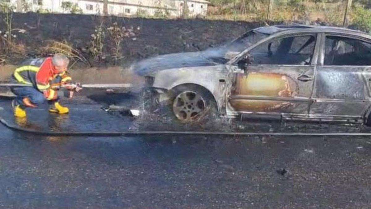Bingöl’de seyir halindeki otomobil alev alev yandı