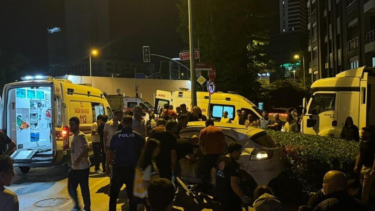 Hafriyat kamyonu ezdi geçti: Otomobil ile çarpıştı! 1'i ağır 4 yaralı