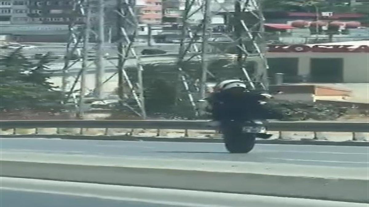 Esenyurt'ta motosikletli herkesi tehlikeye attı: Tek teker üzerinde dakikalarca ilerledi