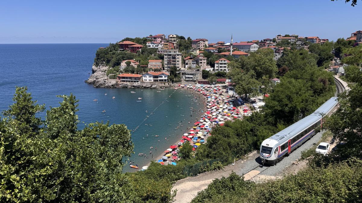 Zonguldak ve Kocaeli'de sıcak havadan bunalanlar plajları doldurdu