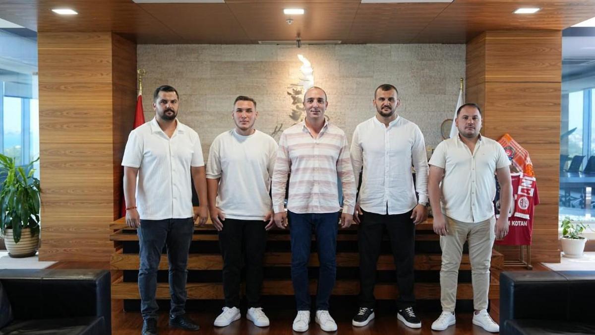 Başkan Kotan başarılı güreşçileri ödüllendirdi