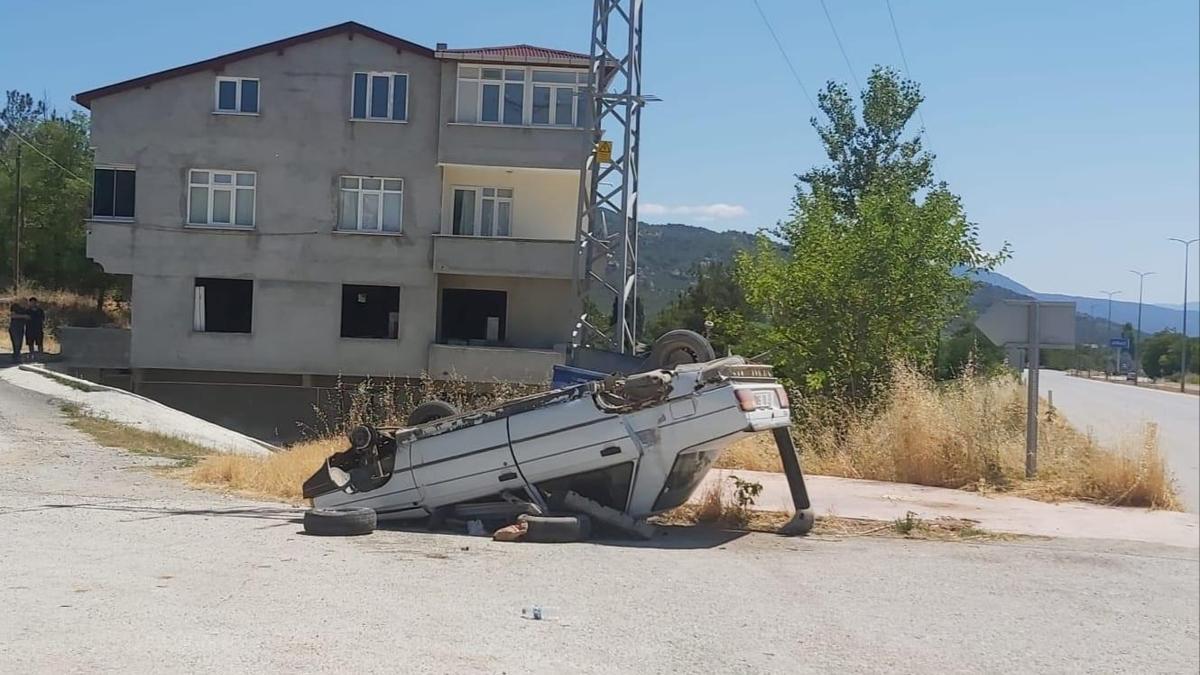 Boyabat'ta devrilen otomobilin sürücüsü yaralandı