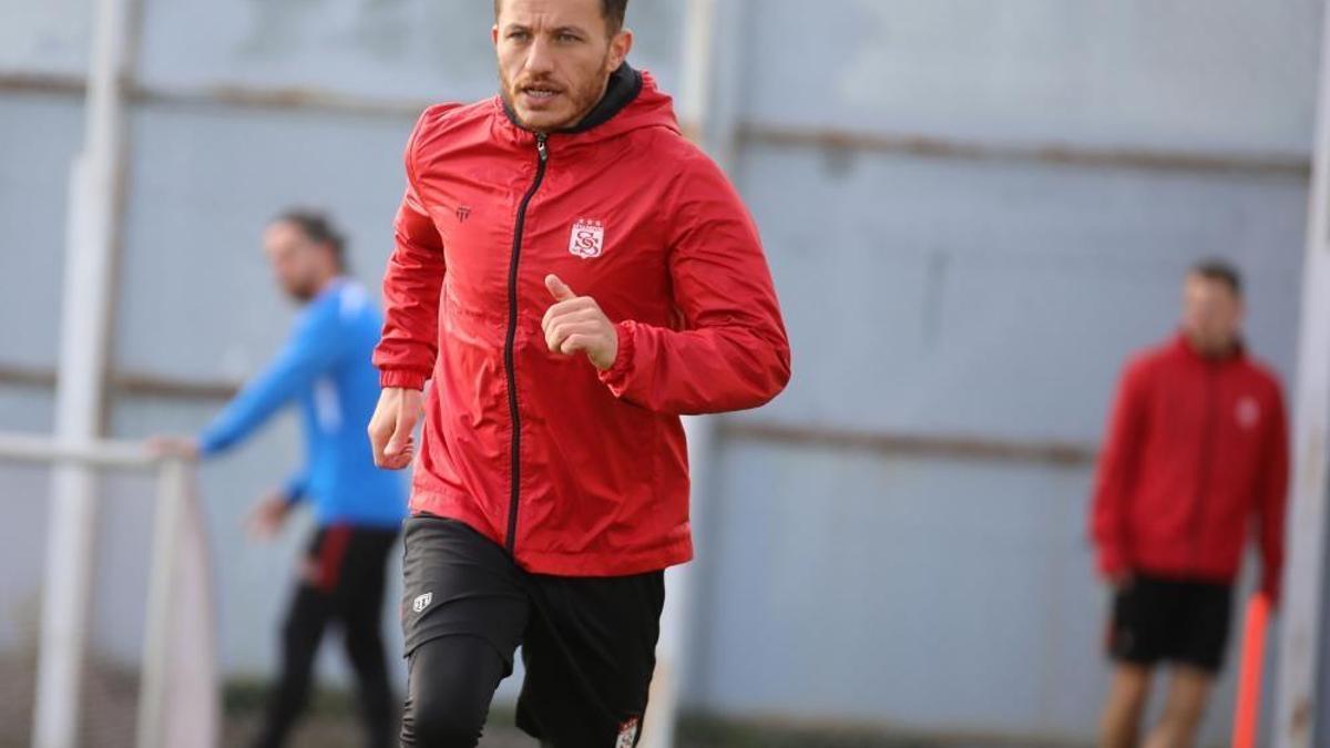 Sivasspor'da eski futbolcusunu yeniden transfer etti
