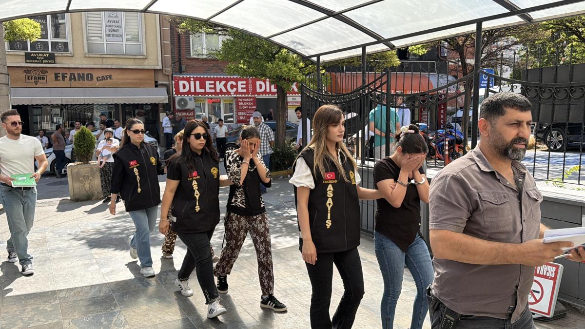 Bıçakla dairenin kapısını açmaya çalışırken yakalanan 3 şüpheli tutuklandı