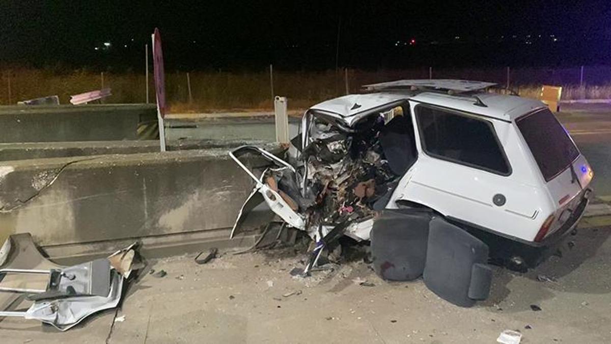 Adana'da feci kaza! Otomobil gişelere beton bariyerine çarptı, sürücü hayatını kaybetti