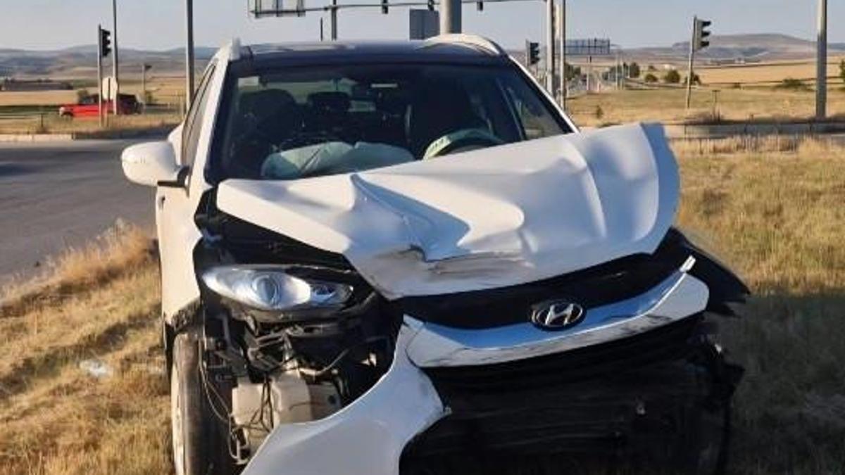 Çorum'da iki otomobilin çarpışması kamerada; 6 yaralı
