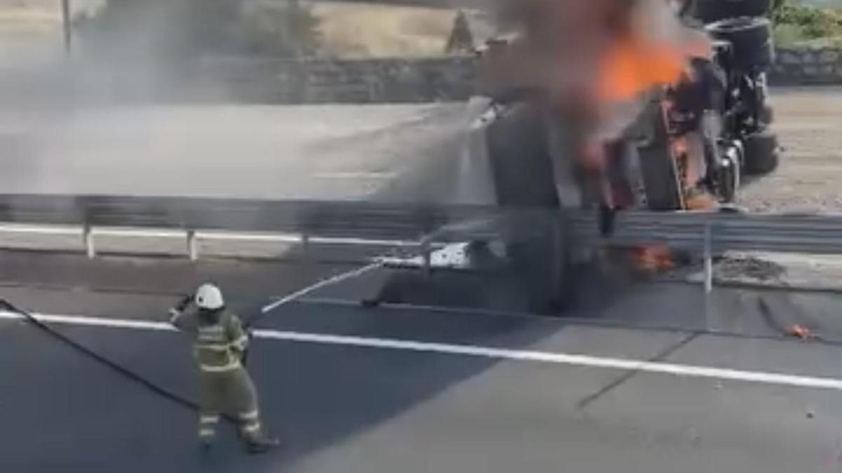 Devrilip yanan TIR'ın şoförü yaralandı