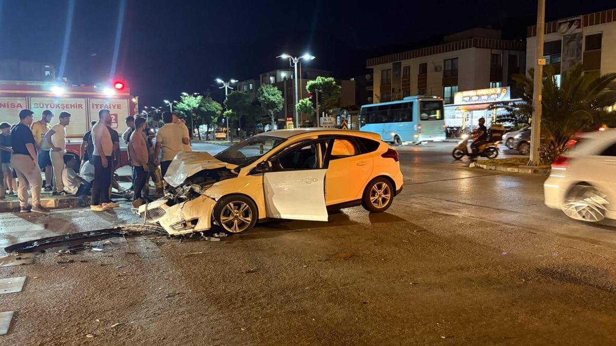 Manisa’da 2 otomobil çarpıştı: 4 yaralı