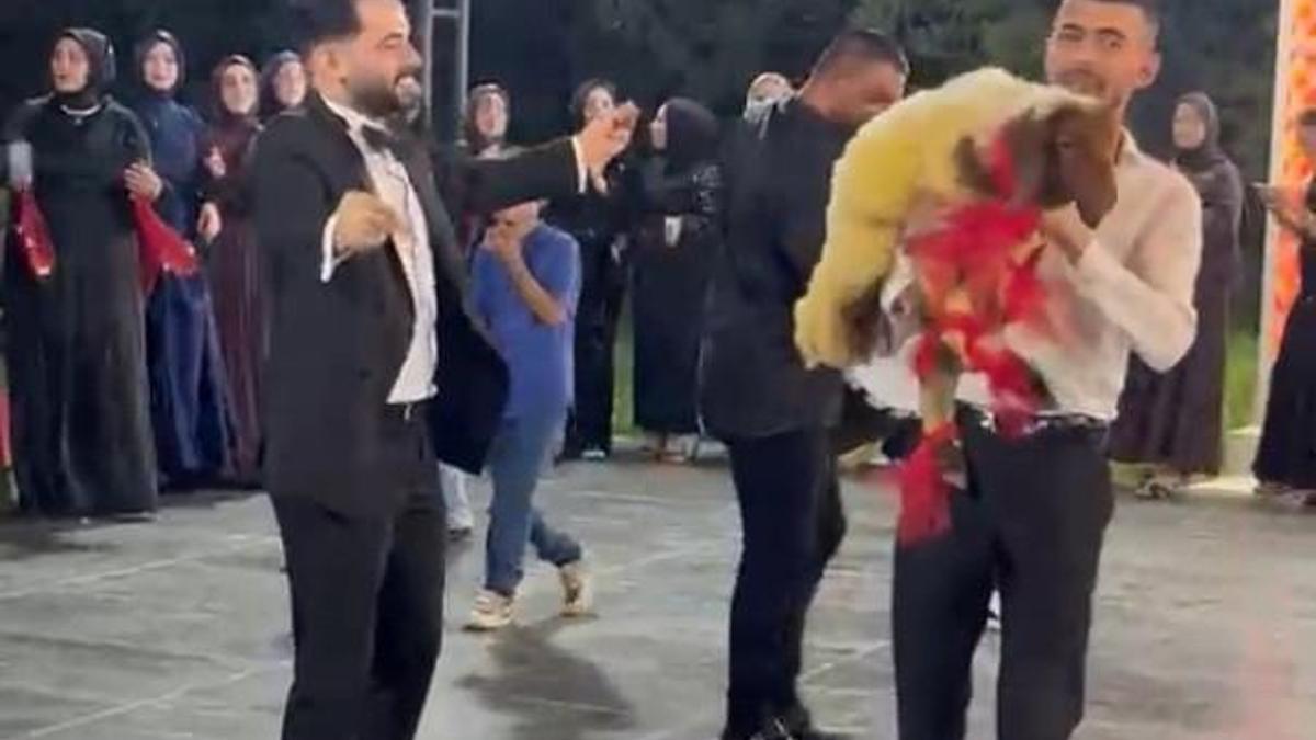 Düğünde damada kuzu hediye etti