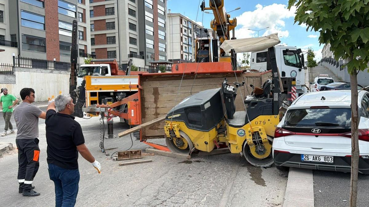 Kamyondan kopan 2,7 tonluk silindir yüklü römork, sürücü kursu aracına çarptı; 2 yaralı