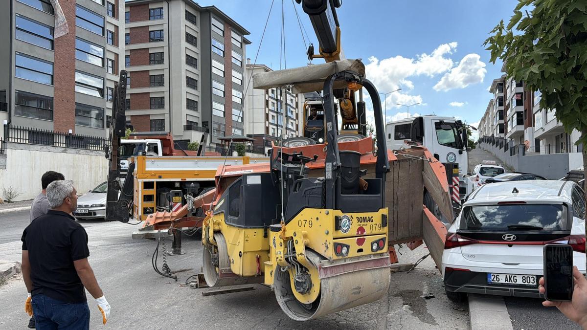 Eskişehir’de yol silindirinin otomobilin üzerine devrildiği kazada 2 kişi yaralandı