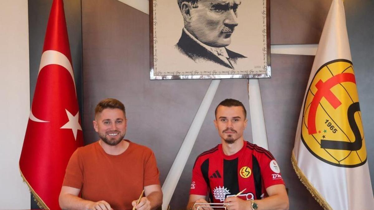 Eskişehirspor'dan yeni transfer! Genç oyuncuyla imzalar atıldı