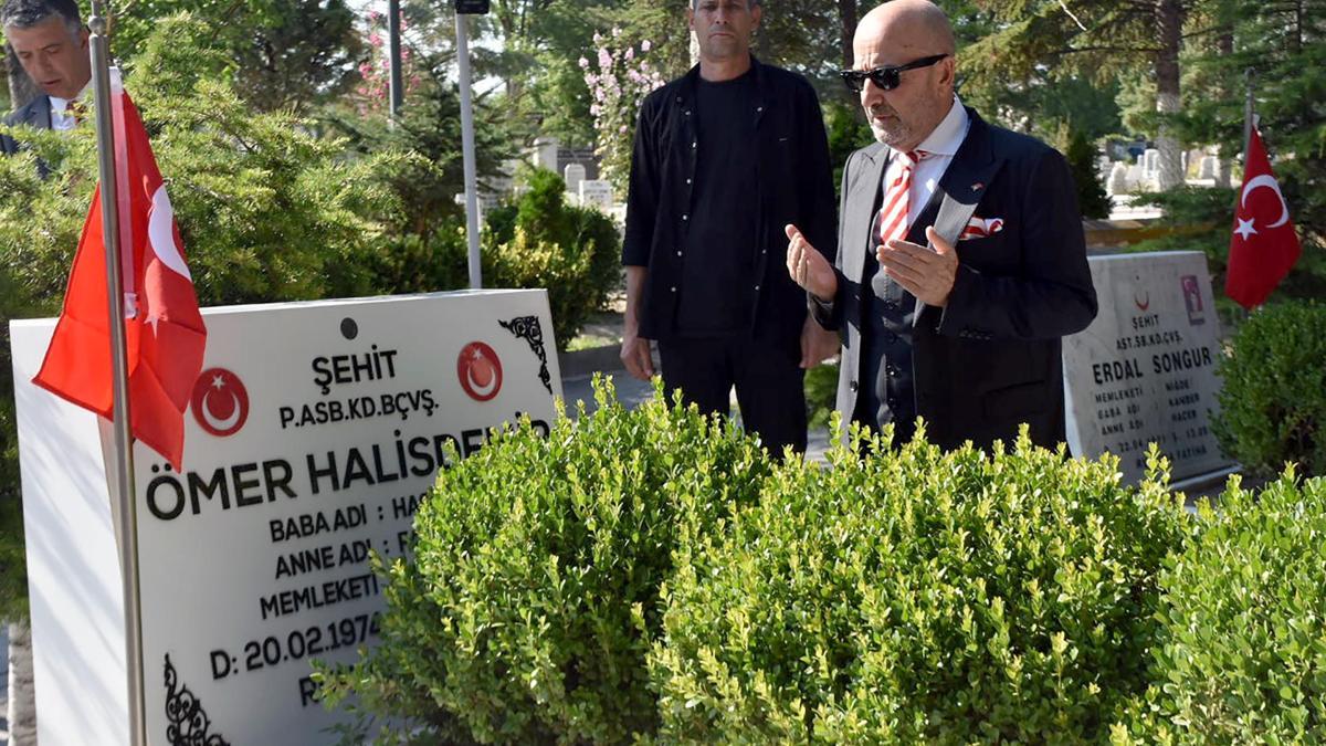 Dönemin Özel Kuvvetler Komutanı emekli Korgeneral Aksakallı, Ömer Halisdemir’in mezarını ziyaret etti