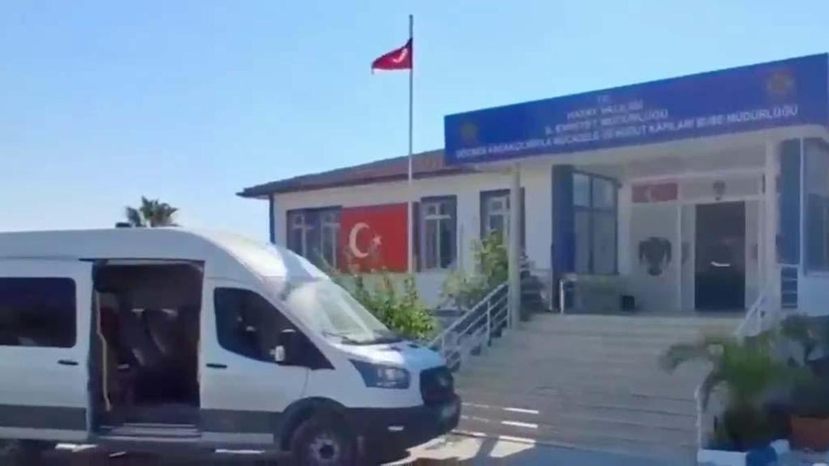 Hatay’da 4 araçta 15 göçmen yakalandı; 4 organizatör tutuklandı