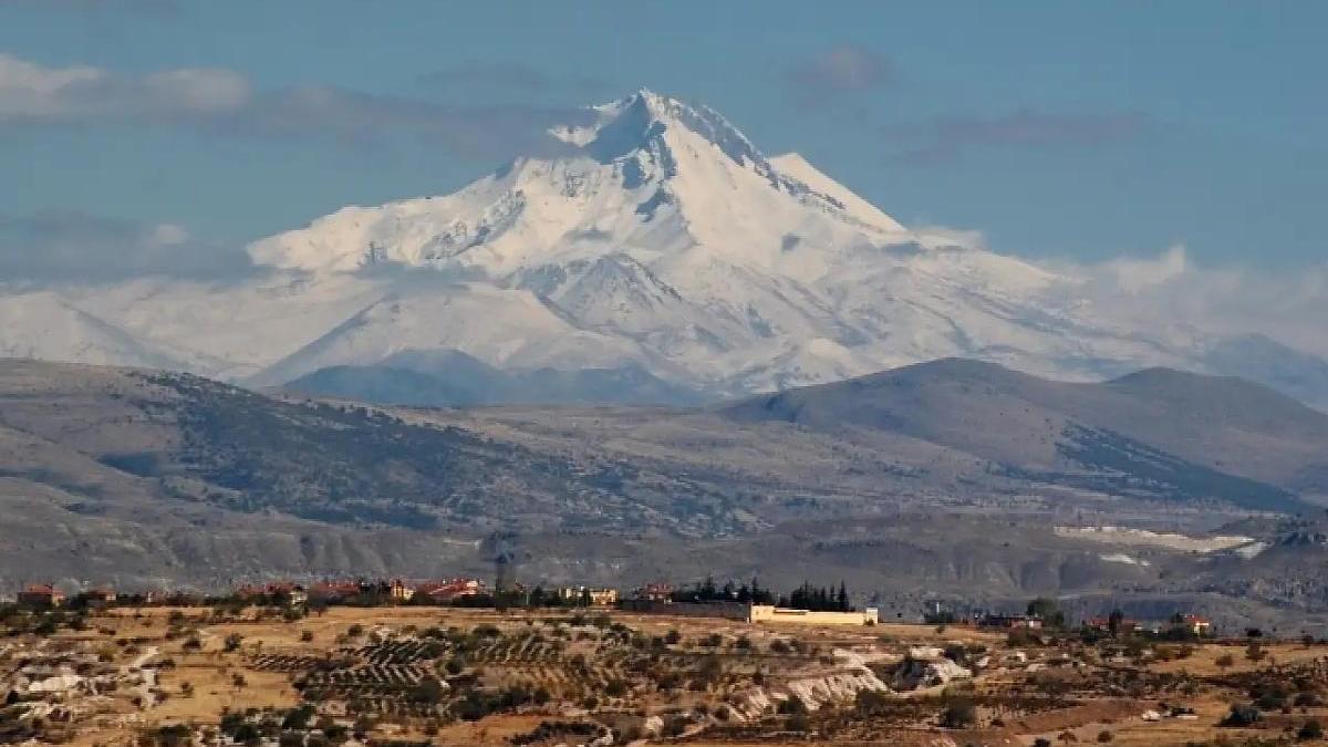 Yaz geldi ama Erciyes'te kış bitmedi! Zirvedeki kar kalınlığı şaşırttı