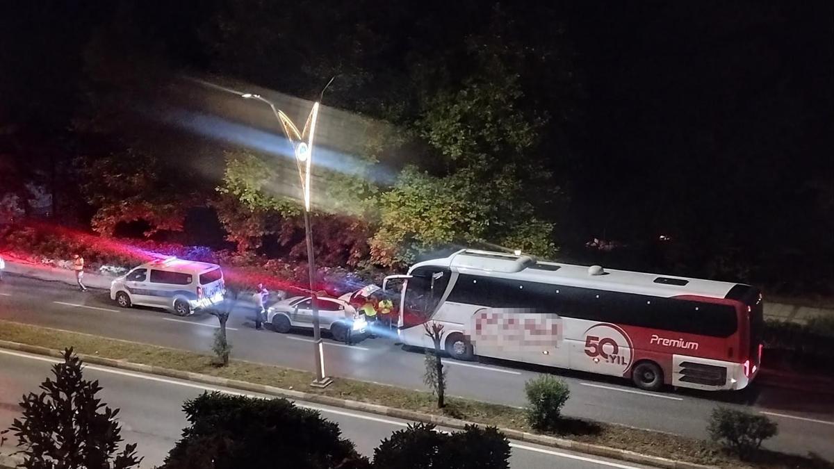 Polis aracına çarpan yolcu otobüsünün şoförü alkollü çıktı