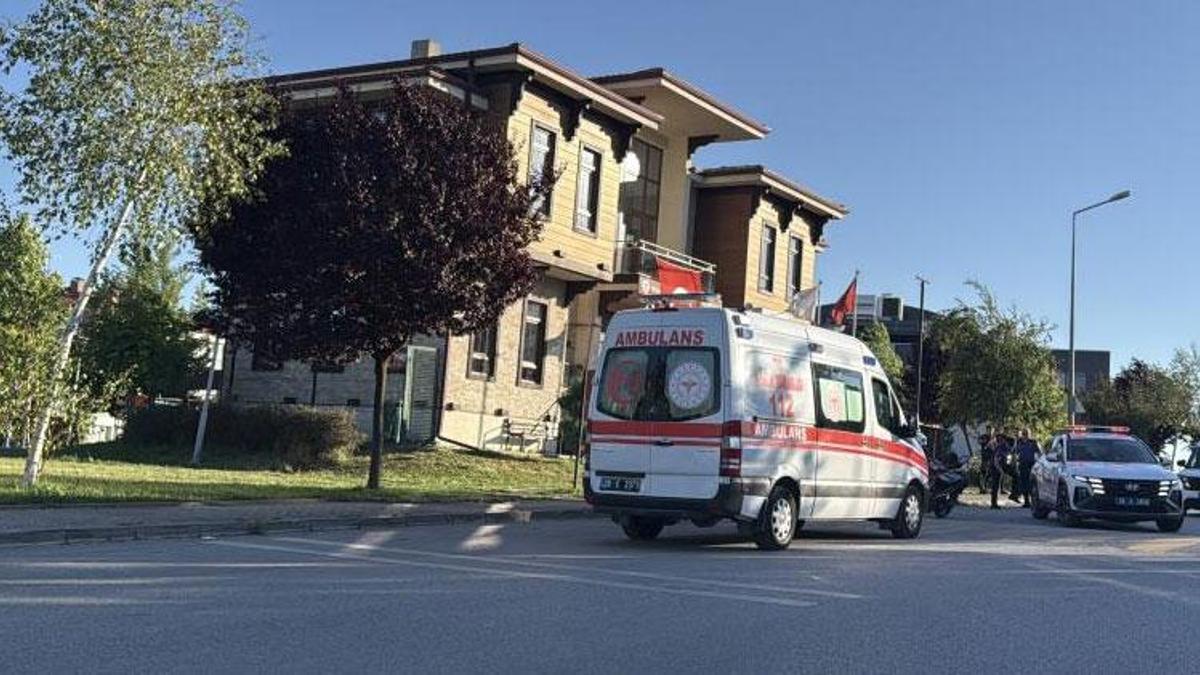 İki grup arasında çıkan bıçaklı kavgada polisin dikkati olayın büyümesini engelledi