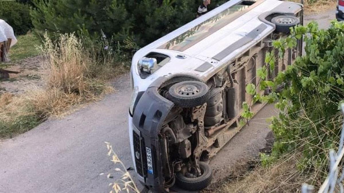 İnegöl’de tarım işçilerini taşıyan minibüs devrildi