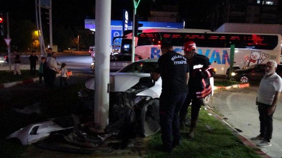 Malatya'da otomobil, trambüs direğine çarptı yaralı sürücü ambulanstan kaçtı