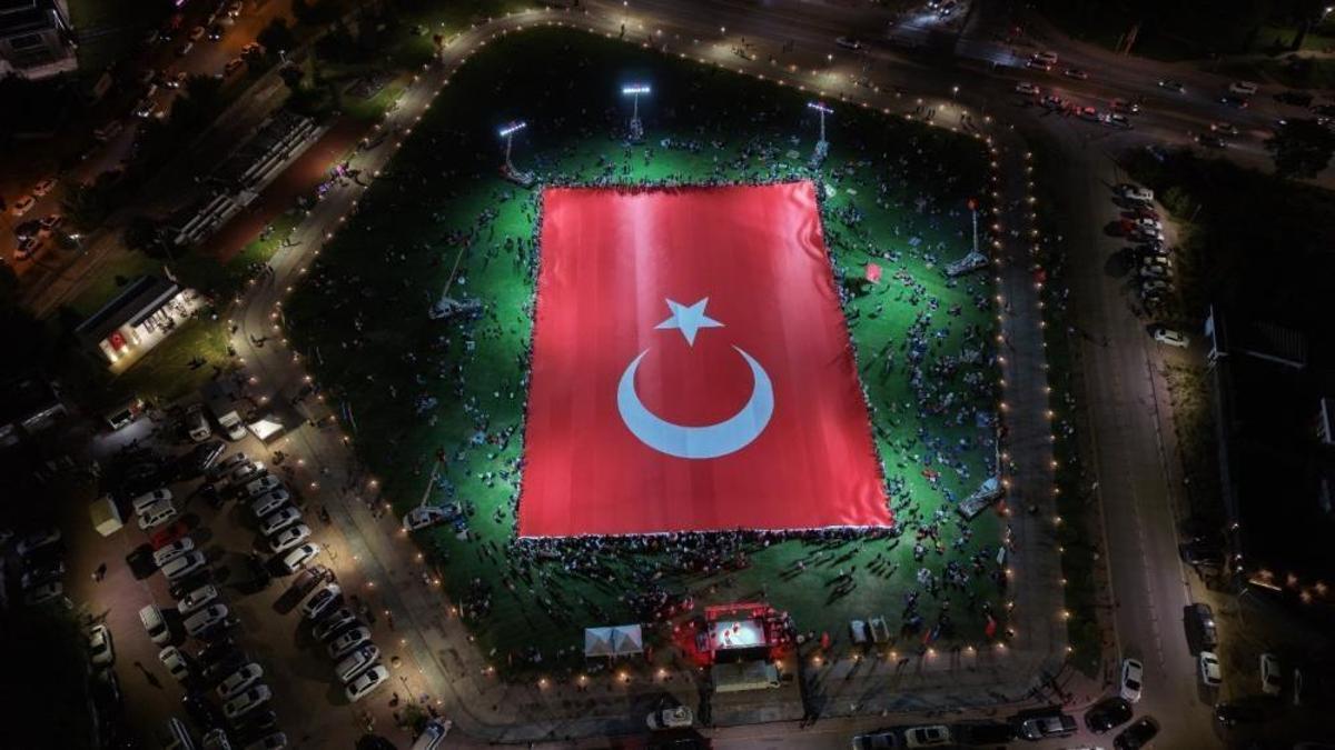Kayseri’de dünyanın en büyük Türk bayrağı açıldı