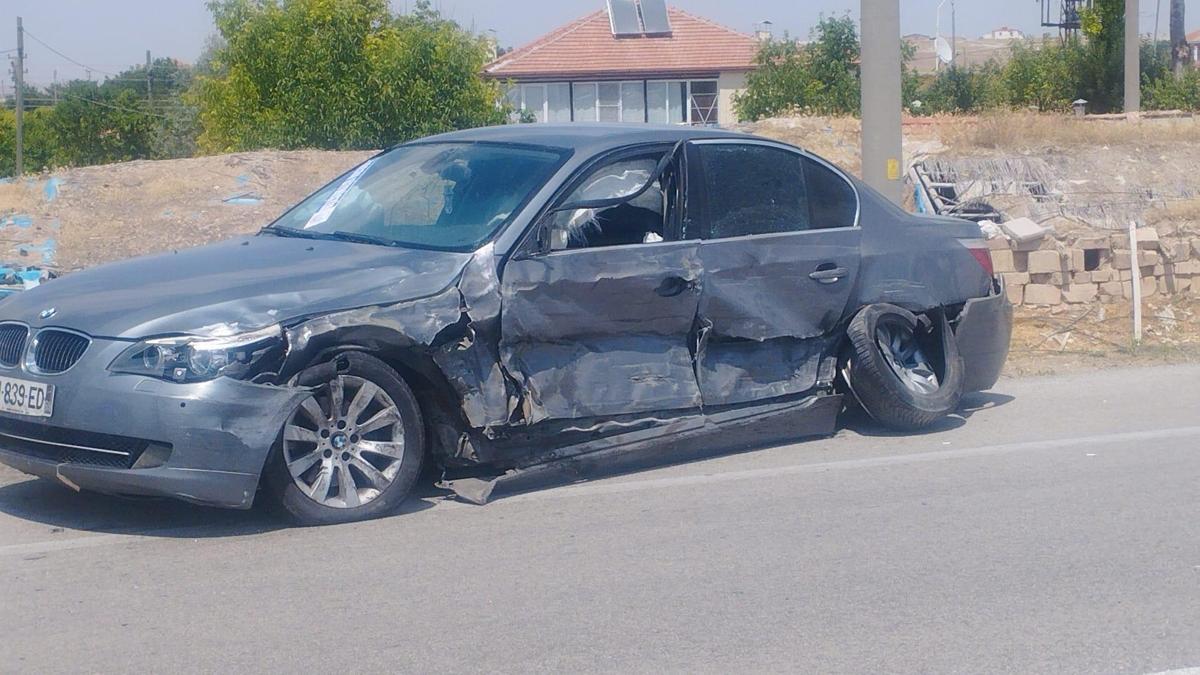 Hafif ticari araç ile otomobil çarpıştı: 6 yaralı
