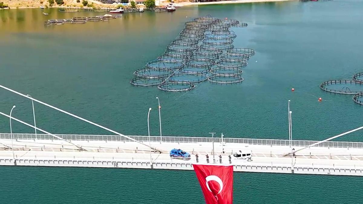 Elazığ'da 15 Temmuz şehidinin adını taşıyan köprüye dev Türk bayrağı asıldı
