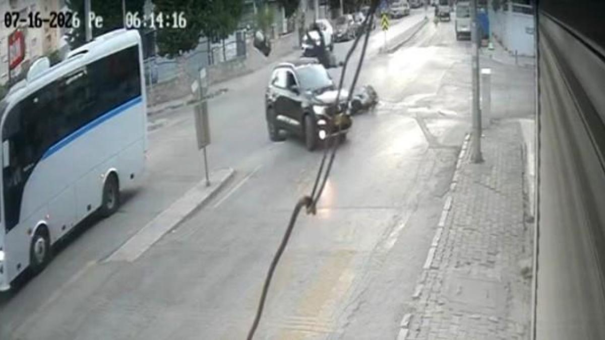 İzmir'de korkunç kaza: Motosikletliye çarpan sürücü arkasına bakmadan hızla uzaklaştı!