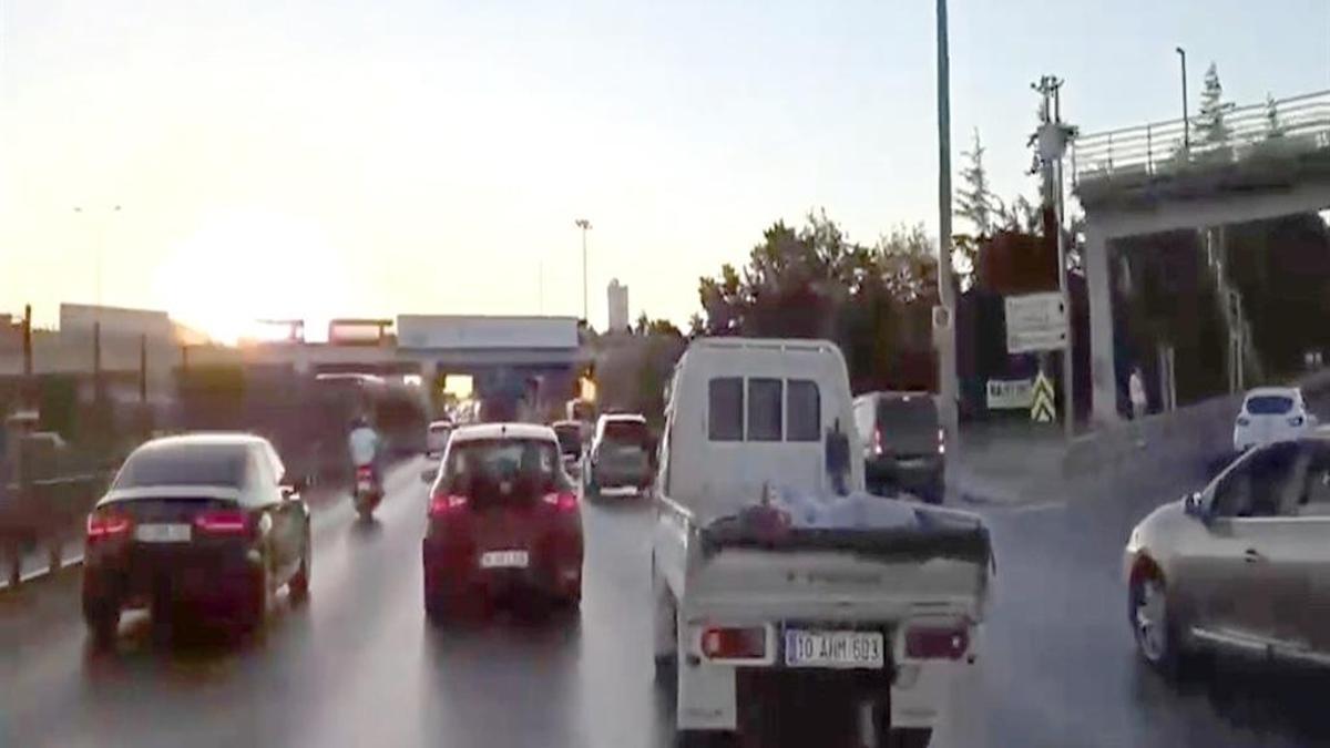 Avcılar'da iki kamyonetten makas yarışı: 277 bin 622 lira ceza yediler
