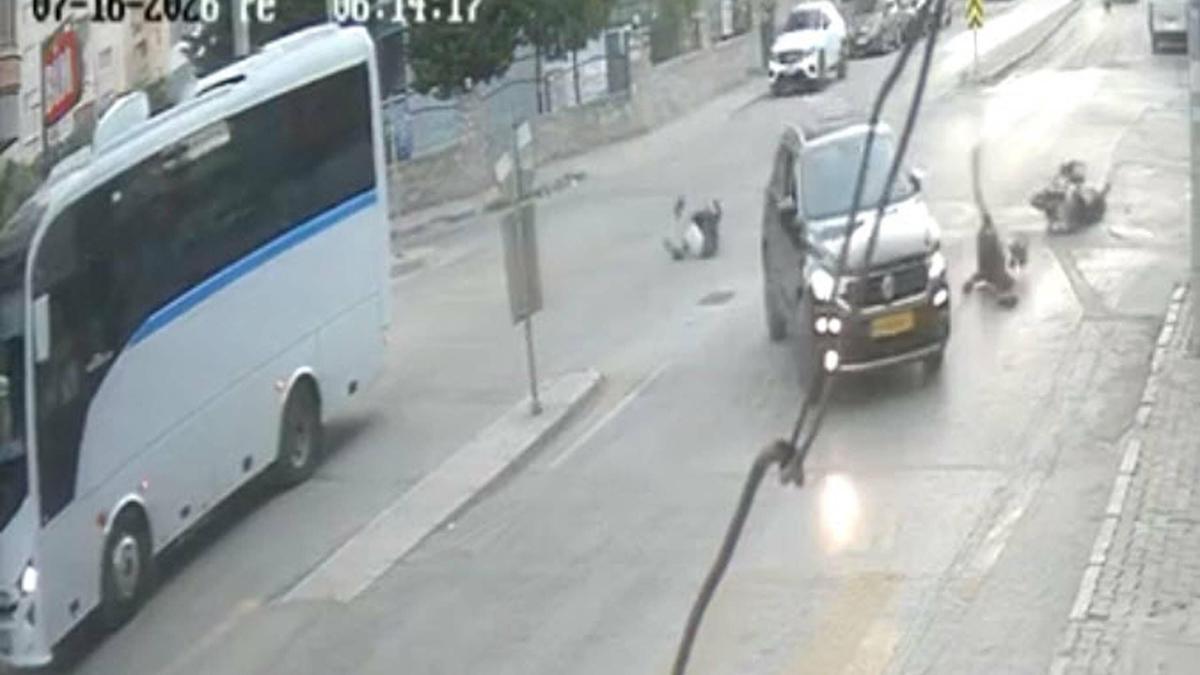 Motosiklete çarpan otomobilin sürücüsünün kaçtığı kaza kamerada
