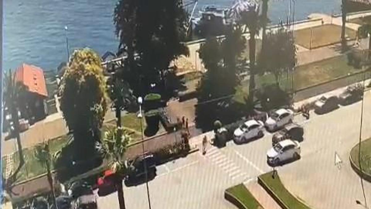 Geri giden araca bakan sürücü hafif ticari aracıyla önündeki otomobile çarptı; kaza kamerada