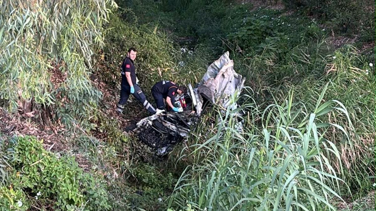Bariyerlere çarpıp şarampole yuvarlanan otomobilin sürücüsü öldü