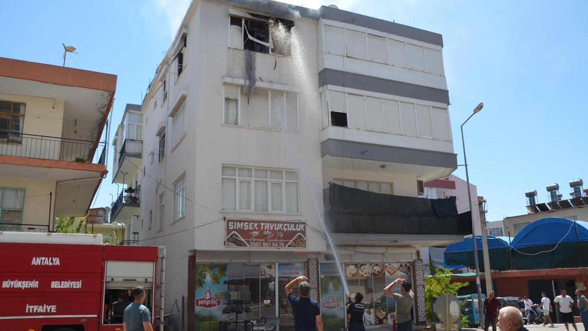 Dairedeki yangını itfaiye söndürdü