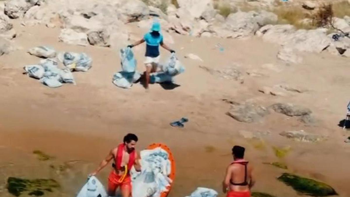Şile'de günübirlik tatilcilerin bıraktığı çöpler jet ski ve kanolarla kıyıya taşındı